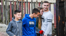 Patru copii rămași singuri au primit o șansă rară de a continua o viață începută tragic
