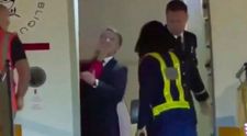 Detaliul pe care puțini l-au observat după gestul lui Brigitte: cum a reacționat Emmanuel Macron când a crezut că nu-l mai filmează nimeni