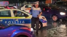 Cine este polițistul care a dirijat circulația pe timp de furtună după concertul Coldplay din Bucureși. Cu apa până la genunchi, comandantul de la Rutieră a stat în stradă chiar și când a căzut grindina