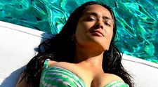 Cele mai așteptate imagini ale verii: Salma Hayek în costum de baie! 