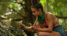 Adina găsește cufărul care poate schimba soarta a doi concurenți de la Survivor România 2025, după înțelegerea secretă făcută cu Sebastian Coțofană. Concurenta decide să îi ofere jumătate din „comoara” găsită în interior, drept mulțumire: „Va trebui să ne ascundem”