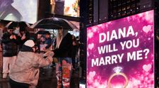 A divorțat în urmă cu câteva luni, iar acum a făcut pasul cel mare alături de noua iubită. Celebrul artist din România și-a cerut partenera în căsătorie într-un mod spectaculos, chiar în inima New York-ului
