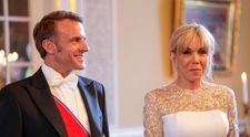 Brigitte Macron, ravisantă în rochie de mireasă la un dineu de gală cu Familia Regală. Cum a arătat ținuta extravagantă