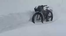 Un bărbat a mers cu bicicleta pe munte, în Bucegi, printr-un viscol puternic, dar a rămas blocat la 1.800 metri - VIDEO