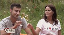 In timp ce Andreea era ocupata cu gatitul, intre Alexandru si Lili a avut loc primul sarut