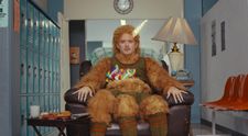 Îl știi dintr-un rol legendar, dar aici e de nerecunoscut! Nici cei mai fideli fani nu și-au dat seama cine se ascunde sub acest costum bizar