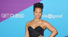 Alicia Keys, insarcinata in luna a sasea, a pozat nud pentru o campanie caritabila