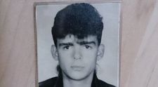Îl recunoști? Astăzi îl vezi aproape zilnic la televizor, însă în tinerețe arăta așa. Este unul dintre cei mai cunoscuți jurnaliști din România