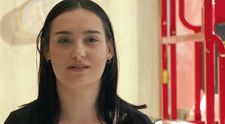 Șef sub acoperire 19 septembrie 2024. Laura îl pune pe Șeful sub acoperire inclusiv să spele toaletele, dar povestea ei îl impactează, în timp ce ea plânge: 