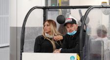 Katie Price s-a accidentat în vacanță. Cum a fost surprinsă pe aeroport, la revenirea în Marea Britanie
