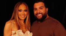 Val de comentarii pe rețelele de socializare după ce Tzancă Uraganu s-a fotografiat cu Jennifer Lopez: „Ce onoare pe ea să aibă poză cu Regele”