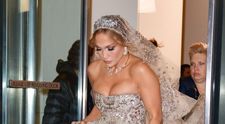 Jennifer Lopez, nuntă fastuoasă cu Ben Affleck. Vedeta a purtat o rochie cu o trenă impresionantă, creată de Ralph Lauren