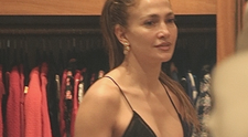 Cum arată Jennifer Lopez când crede că nu o vede nimeni! Diva, surprinsă probând haine la un magazin de second hand