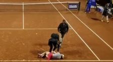 VIDEO- Momentul în care o jucătoare de tenis leșină pe zgură. Sportiva, care este prietena Emmei Răducanu, a fost scoasă de pe teren în scaun cu rotile