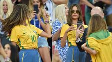 Cine e fotomodelul care a întors toate privirile la meciul Brazilia-Serbia. Ce rost mai are să te uiți la fotbal?