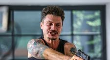 Leo are din ce în ce mai des viziuni cu Adrian, care îl întreabă: De ce m-ai omorât, de ce?!”