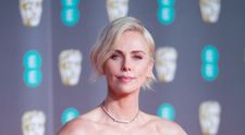 Imagine rară cu fiicele lui Charlize Theron. Actrița a postat o fotografie în care fetele apar alături de mama ei