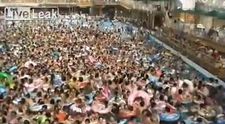 Cel mai aglomerat strand din lume: Mii de oameni fac valuri intr-o piscina in acelasi timp: Uite ce se intampla: VIDEO