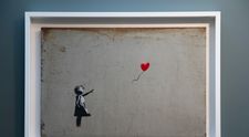 În sfârșit, demascat! Cine este controversatul artist Banksy și modul genial în care s-a ascuns până acum