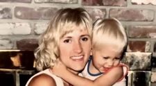 Băiețelul adorabil din imagine e azi unul dintre cei mai râvniți burlaci de la Hollywood, cu un palmares amoros de invidiat! Îl recunoști?
