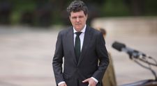 Nicușor Dan, surprins în avion! Unde a zburat azi-noapte cu o cursă low cost. Președintele României și-a luat și fetița cu el: „Este normalitate. Este bun simț”