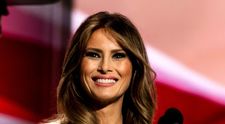 Imaginea cu Melania Trump care face senzație pe net. Cum a ieșit la … sapă Prima Doamnă a Americii