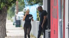 Kanye West și soția sa continuă seria aparițiilor bizare! Bianca Censori, desculță pe stradă și cu dresurile rupte
