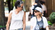 Jodie Foster a stârnit îngrijorare printre fani după o apariție rară alături de soția sa, pe străzile din New York. Cum au surprins-o paparazzii