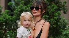 Bărbații nu se pot abține să se uite chiar și când e cu copilul în brațe! Emily Ratajkowski, apariție de senzație