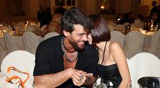 Can Yaman, gesturi pasionale pe covorul roșu. I-a sărutat mâinile și a luat-o în brațe pe iubita sa la un Festival de film în Italia