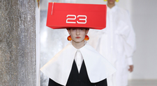 Febra cutiilor roșii, lansată de un designer român necunoscut, ar fi cuprins întreaga țară. Se vorbește de un nou trend