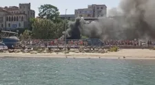 Incendiu în zona plajei din Constanța: două mașini distruse și un bărbat rănit VIDEO