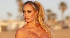 Cuplul care a atras toate privirile la plaja. Nimeni s-ar fi gandit ca o bomba sexy ca ea ar fi atrasa de el. Vezi cum arata