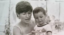 Îl recunoști? Băiețelul din imagine a devenit unul din simbolulurile comediei românești și face milioane de oameni să râdă în 