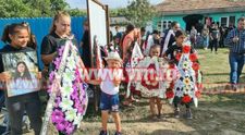 Alina, tânăra ucisă de prietena sa din copilărie, a fost înmormântată în rochie de mireasă