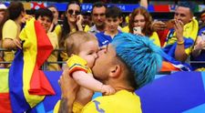 Andrei Rațiu, adulat de milioane de suporteri! Fotografia în care își sărută bebelușul după ce România s-a calificat în optimile Euro 2024 a topit inimile tuturor: „Prezentul și viitorul sau cel mai fericit tătic!”