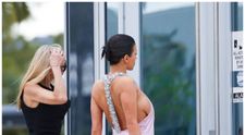 E criticată pentru cum se îmbracă în compania lui Kanye West, dar nici cu mama ei nu e mai decentă. Cum a apărut Bianca Censori