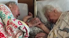 Asa arata iubirea adevarata? Un batranel de 100 de ani nu poate da drumul mainii sotiei lui. Motivul e emotionant