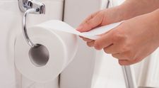 E oficial. Cum se pune corect rola de hârtie igienică