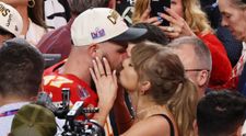 Taylor Swift i-a eclipsat pe toți jucătorii la finala Super Bowl. Dezlănțuită în tribune și pasională în brațele iubitului