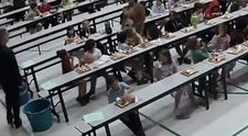 Momentul în care un băiețel de 8 ani își salvează colegul de clasă. Acesta se înecase cu un strugure - VIDEO