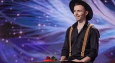 Marius Neagu, fostul concurent al sezonului 13, moment spectaculos de magie, pe scena de la „Românii au talent”. I-a lăsat muți de uimire pe toți cei din sală cu trucurile inspirate din povestea de dragoste a unui soldat: „Magia nu e ceea ce se vede, e ceea ce se simte”