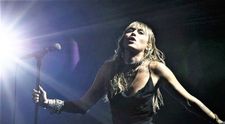 Miley Cyrus, de mână cu iubita la scurt timp după despărțirea de Liam Hemsworth