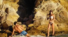Fosta Miss Universe, spectacol la plajă alături de partenerul ei. Cei doi au fost fotografiați în St Barth