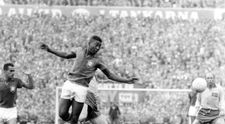 Tricoul purtat de Pele în finala Cupei Mondiale din 1958 s-a vândut cu aproape 5 milioane de dolari