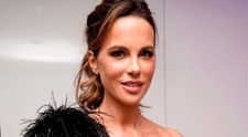 Kate Beckinsale și-a plimbat pisica într-un portbebe, stârnind critici acide: ”Te străduiești prea mult să fii excentrică”