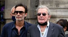 Alain Delon a împlinit 86 de ani și a sărbătorit cu șampanie, alături de fiii lui, Anthony și Alain Fabien