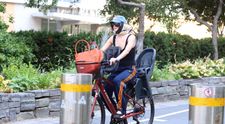 O recunoști? Una dintre cele mai frumoase actrițe de la Hollywood a ieșit la o plimbare cu bicicleta prin New York, dar nici de această dată n-a scăpat de paparazzi