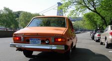 Batrana Dacie la New York: Un tanar din Brasov se plimba de 3 ani prin New York cu o 