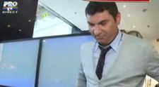 In loc de serenade, Cristi Borcea ii canta Alinei imnul lui Dinamo! VIDEO